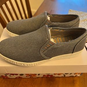 NWT slip-on muk luk sneakers